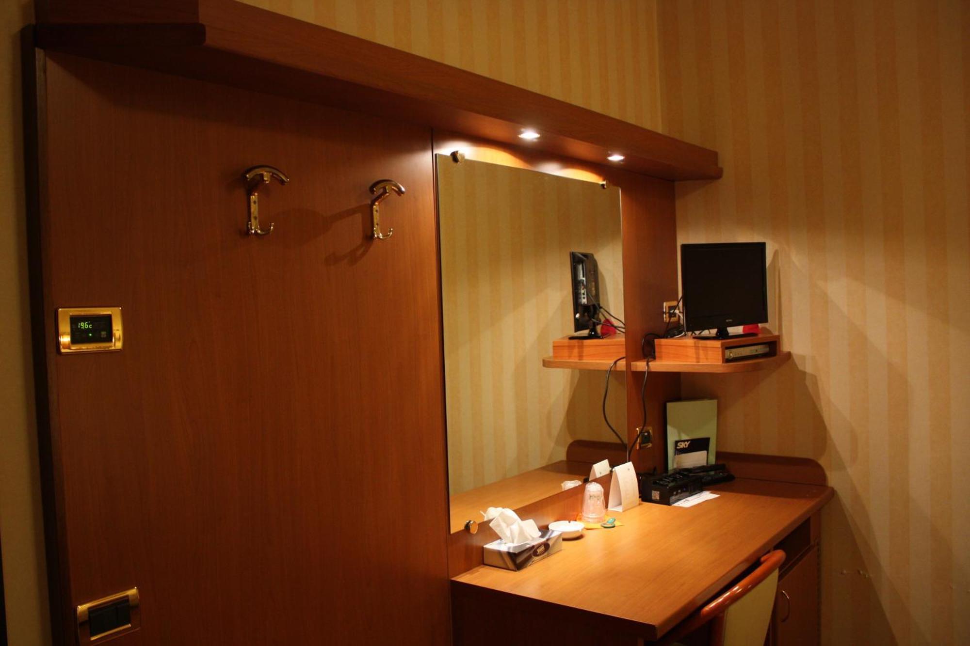Hotel 2C Legnano Exterior foto